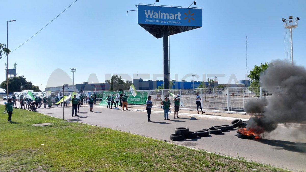 La protesta incluye el bloqueo de ingreso de clientes al establecimiento