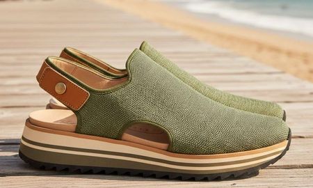 Elegancia natural: El nuevo calzado híbrido apuesta por texturas orgánicas y tonos tierra, permitiendo una transición perfecta entre una tarde de playa y una cena sofisticada sin cambiar de estilo. Elegancia natural: El nuevo calzado híbrido apuesta por texturas orgánicas y tonos tierra, permitiendo una transición perfecta entre una tarde de playa y una cena sofisticada sin cambiar de estilo.