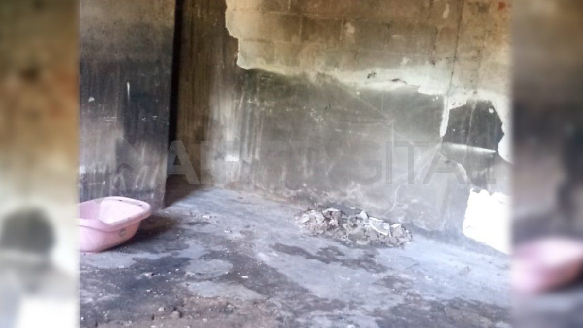 Así quedó la vivienda tras el incendio desatado.
