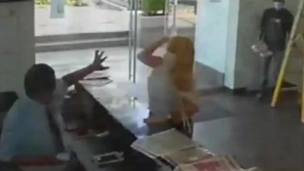 Una mujer golpeó e insultó a un portero porque no la ayudó a subir un televisor a su departamento