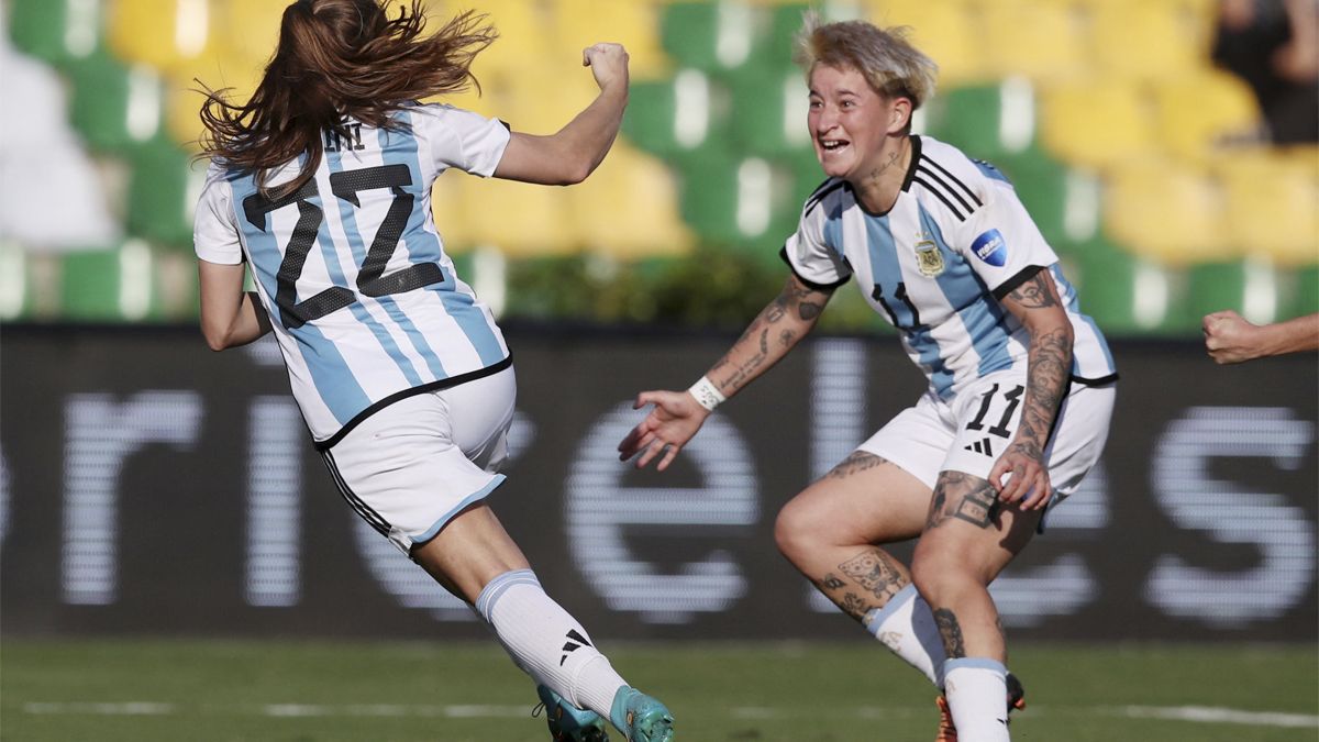 Copa América Femenina 2022: la Selección Argentina goleó a Uruguay, Triplete de Rodríguez y aportes de Banini y Stábile para los de Portanova  en Colombia, Página