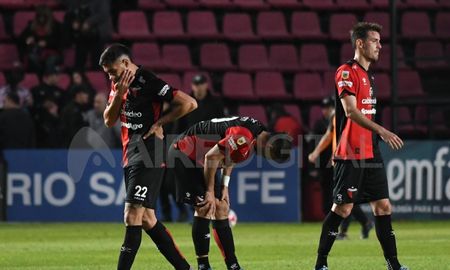 El Club Atlético Colón visita este domingo a Newells y Sergio Rondina tiene en mente alinear a cinco jugadores en el fondo para reforzar la defensa. El Club Atlético Colón visita este domingo a Newells y Sergio Rondina tiene en mente alinear a cinco jugadores en el fondo para reforzar la defensa.
