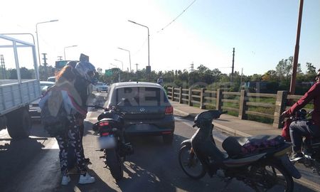 El motociclista fue golpeado en el medio del Puente Carretero Santa Fe - Santo Tomé. El motociclista fue golpeado en el medio del Puente Carretero Santa Fe - Santo Tomé.