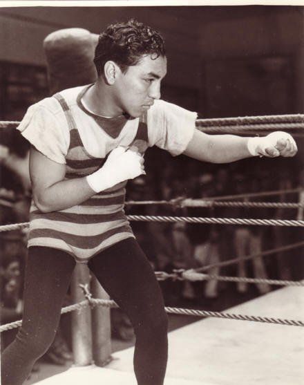 El 18 de octubre de 1932 le GPP 10 al ruso-estadounidense Newsboy Brown en el DF azteca y se convirtió en el primer mexicano de la historia en consagrarse campeón mundial, al alzarse con el título pluma (versión California y México). Además, en 1934 logró el cetro pluma (versión Nueva York) y, en 1935, nuevamente el pluma de California y México.