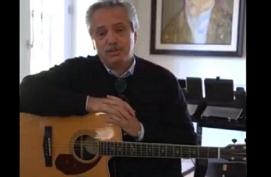 Video: Alberto Fernández tocó unos acordes de Spinetta y le habló a los niños y adolescentes para que se queden en sus casas