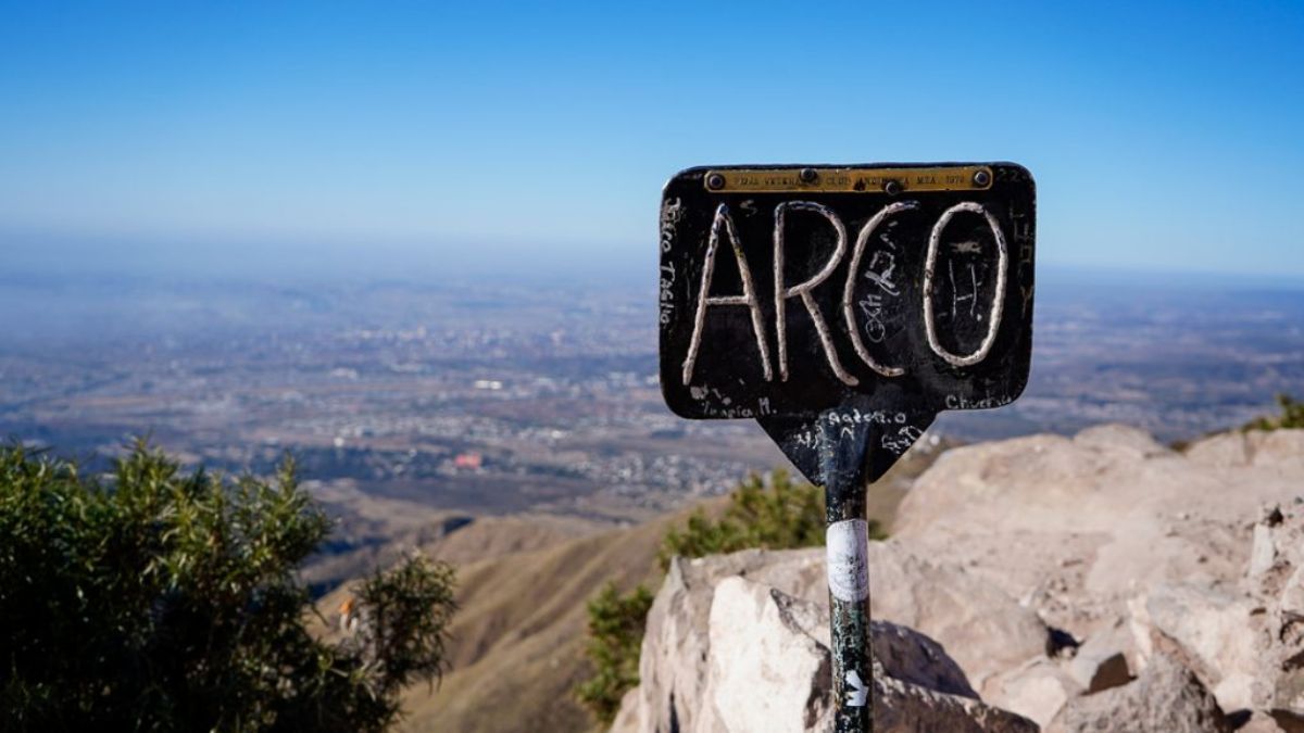 El Cerro Arco ofrece vistas panorámicas de la ciudad de Mendoza y la Cordillera de los Andes. El Cerro Arco ofrece vistas panorámicas de la ciudad de Mendoza y la Cordillera de los Andes.