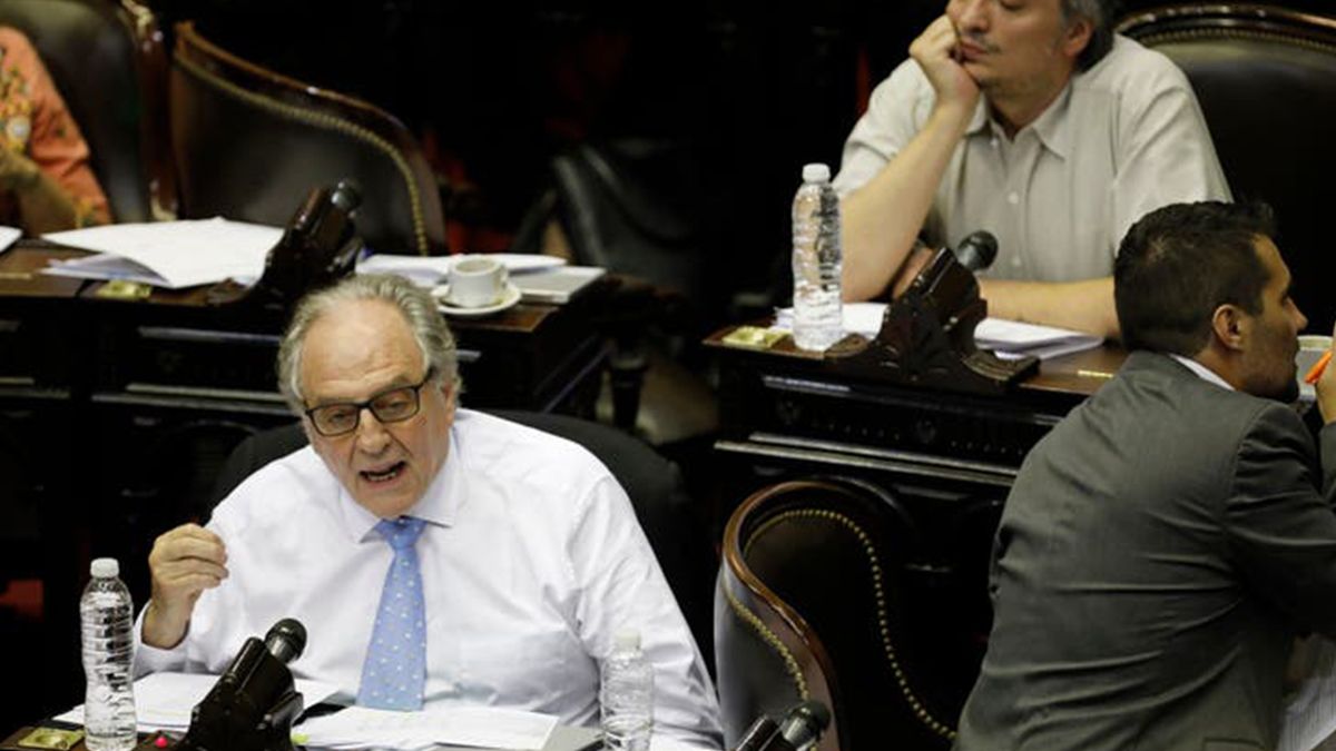 "Tenemos que generar que los que más posibilidades tienen efectivamente aporten en mayor proporción y aliviando la situación de los que menos tienen", insistió Heller.