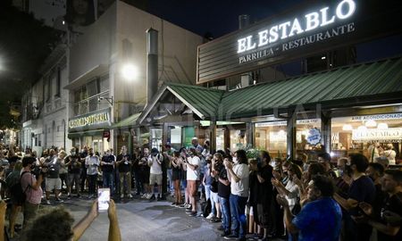 Vecinos y gastronómicos de Rosario realizaron un abrazo simbólico al restaurante El Establo, baleado este domingo. Vecinos y gastronómicos de Rosario realizaron un abrazo simbólico al restaurante El Establo, baleado este domingo.