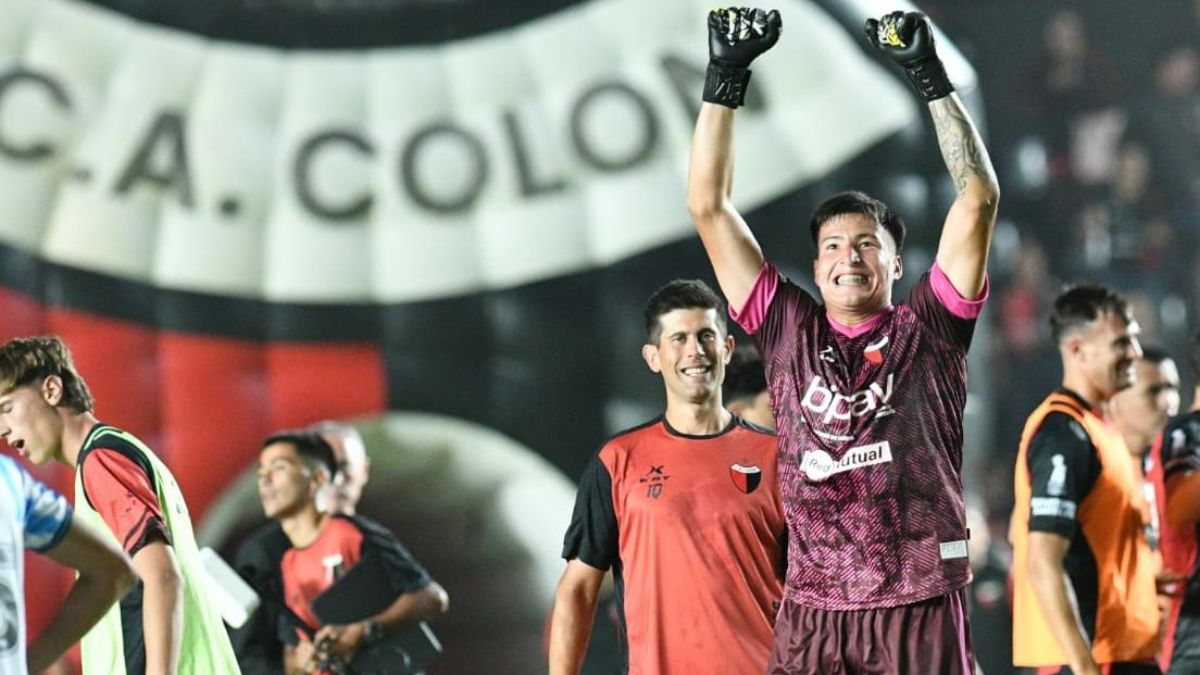 La atajada a lo Dibu Martínez del arquero de Colón para darle la victoria y punta del torneo.
