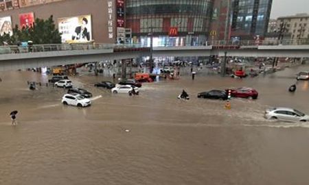 Según la fuente, más de 144.000 personas se vieron afectadas por la lluvia, que en Zhengzhou dejó 457,5 milímetros en 24 horas, un récord en los registros. Según la fuente, más de 144.000 personas se vieron afectadas por la lluvia, que en Zhengzhou dejó 457,5 milímetros en 24 horas, un récord en los registros.