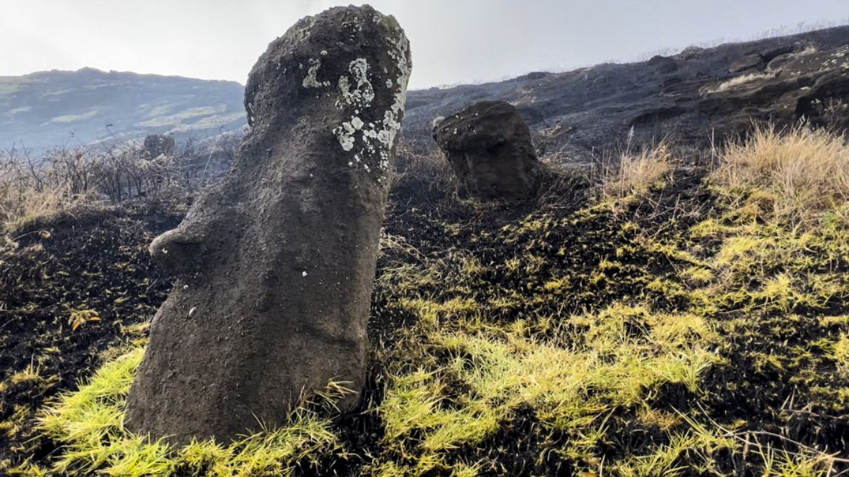 Arde Isla de Pascua: voraz incendio deja moáis calcinados y un daño patrimonial irreparable