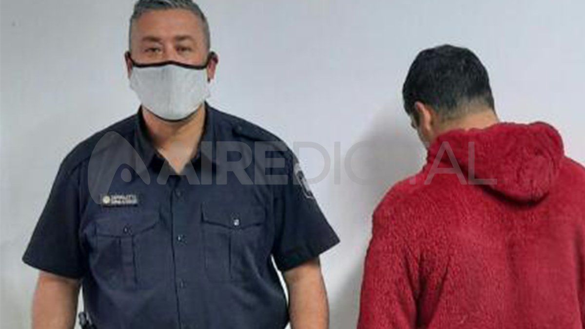 La policía persiguió y detuvo a un joven de 24 años que escapó de una fábrica donde estaba robando junto a varis cómplices.