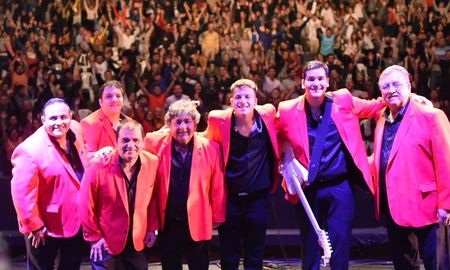 Los Palmeras felicitaron a Cacho Deicas por su cumpleaños. Los Palmeras felicitaron a Cacho Deicas por su cumpleaños.