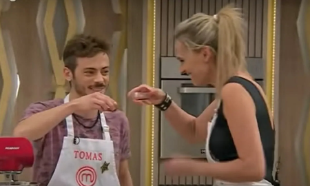 Los participantes de MasterChef probaron los licores que tenían que usar para cocinar, y Germán Martitegui los tuvo que frenar. Los participantes de MasterChef probaron los licores que tenían que usar para cocinar, y Germán Martitegui los tuvo que frenar.