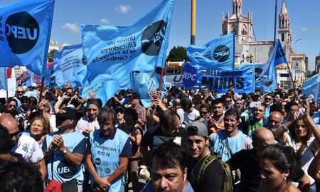 cordoba: aumento salarial del 30% en tres tramos para los estatales cordoba: aumento salarial del 30% en tres tramos para los estatales