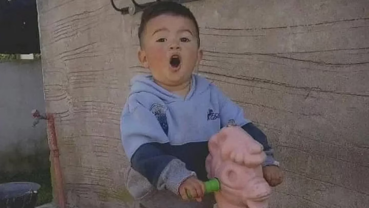 Aaron tenía 18 meses de vida e ingreso inconsciente al hospital. La pareja de la mujer había dicho que se había atragantado con la comida.