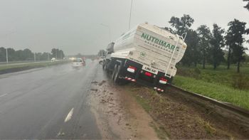 El camión despistó y terminó semivolcado sobre la Autopista Rosario - Santa Fe.