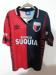 Con detalles en blanco en el cuello y la palabra