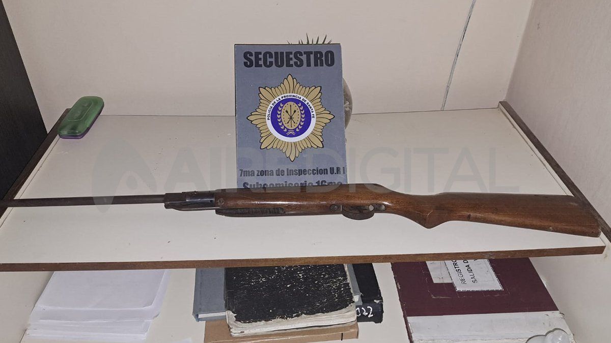 Durante el operativo participaron policías de la Subcomisaría 16 que secuestraron un aire comprimido.