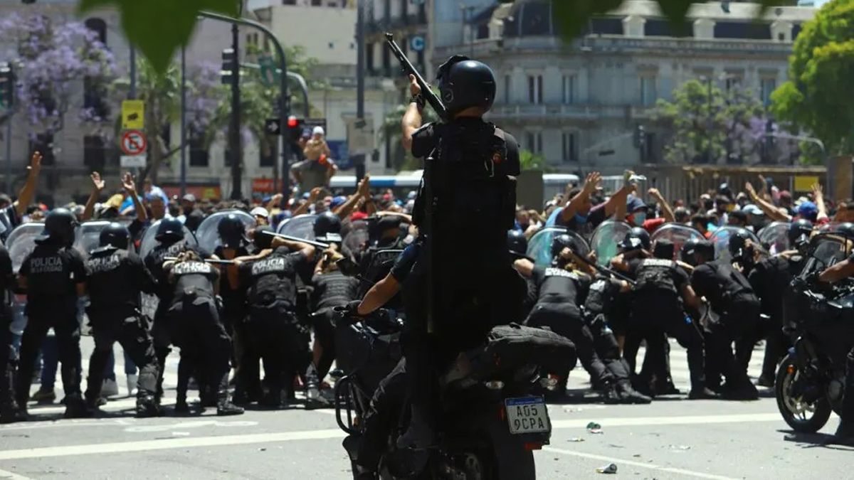 La policía cortó el ingreso principal al velatorio de Maradona que se realizaba en la Casa Rosada y dispersó a los presentes con balas de goma y gases lacrimógenos.
