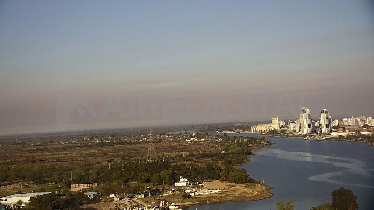 Las ráfagas del viento de este lunes complicó el trabajo de los brigadistas en el sur provincial y el humo se extendió a más de 200 kilómetros.&nbsp;