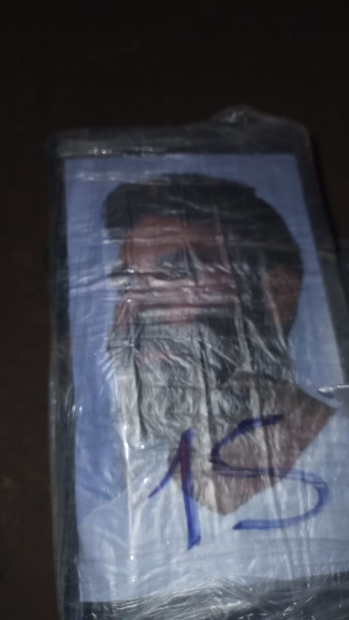 La figura de un hombre con barba, estampada en los panes de droga secuestrados tras la caída de la avioneta en Chaco. La figura de un hombre con barba, estampada en los panes de droga secuestrados tras la caída de la avioneta en Chaco.