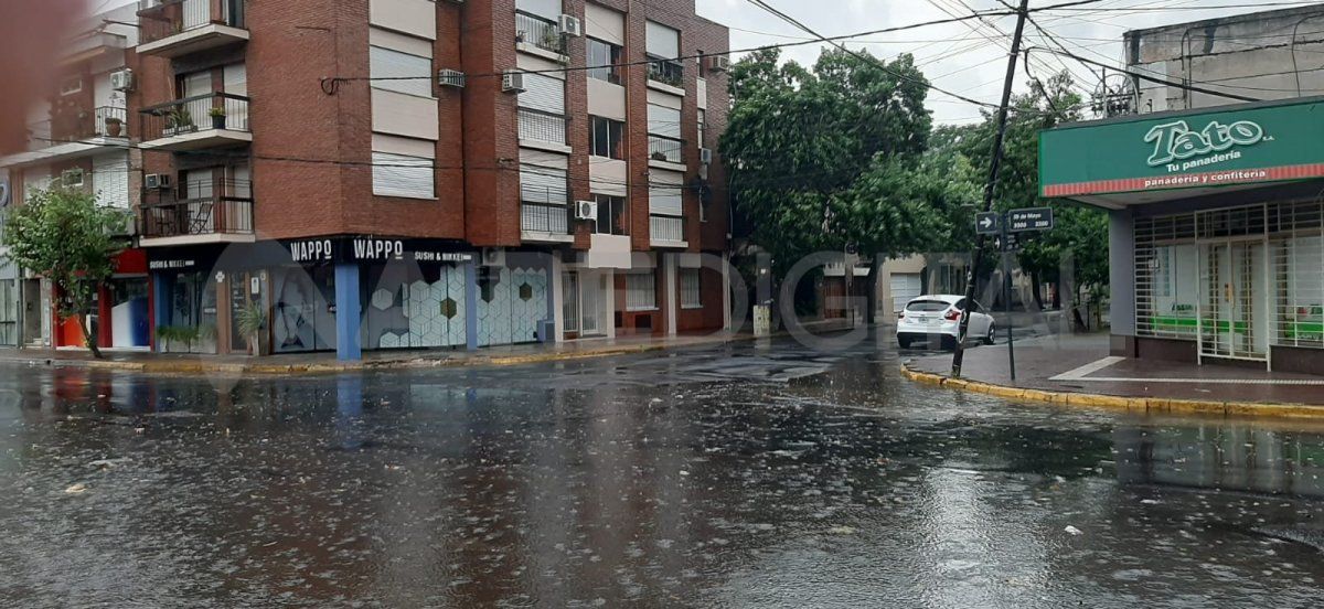 Con la tormenta bajó la temperatura y cayeron pequeñas piedras de granizo en algunos barrios de la ciudad.