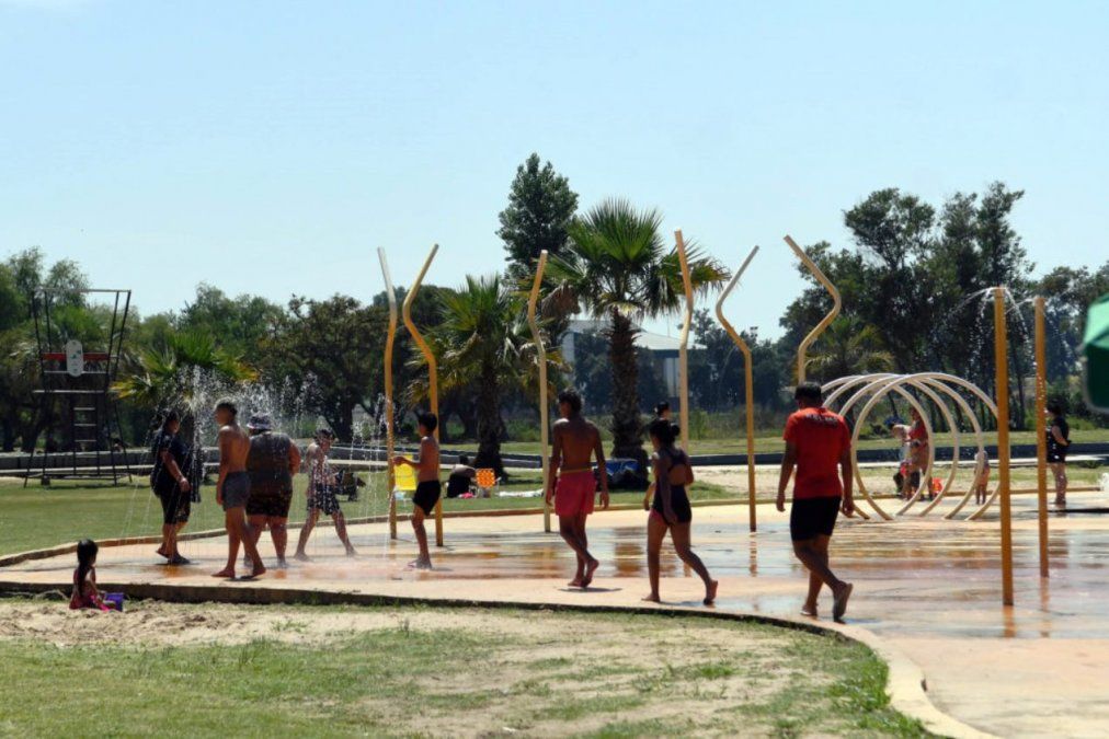 Por la ola de calor, habrá presencia municipal en las plazas húmedas de los barrios Scarafía y Los Troncos.