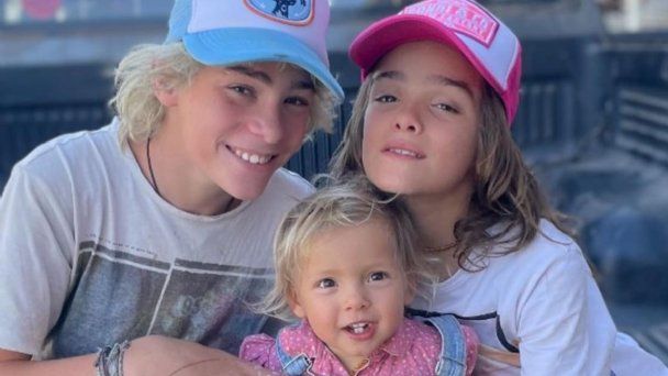 Silvestre y Alí -los hijos de Gonzalo Valenzuela y Juana Viale-, con su hermanita Anka.