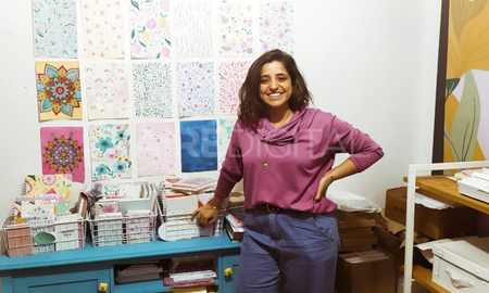 Paula Herrera es la creadora del universo Liberté, que frabrica agendas ilustradas a mano con acuarelas. En Emprendedores en Santa Fe te contamos su historia como emprendedora. Paula Herrera es la creadora del universo Liberté, que frabrica agendas ilustradas a mano con acuarelas. En Emprendedores en Santa Fe te contamos su historia como emprendedora.