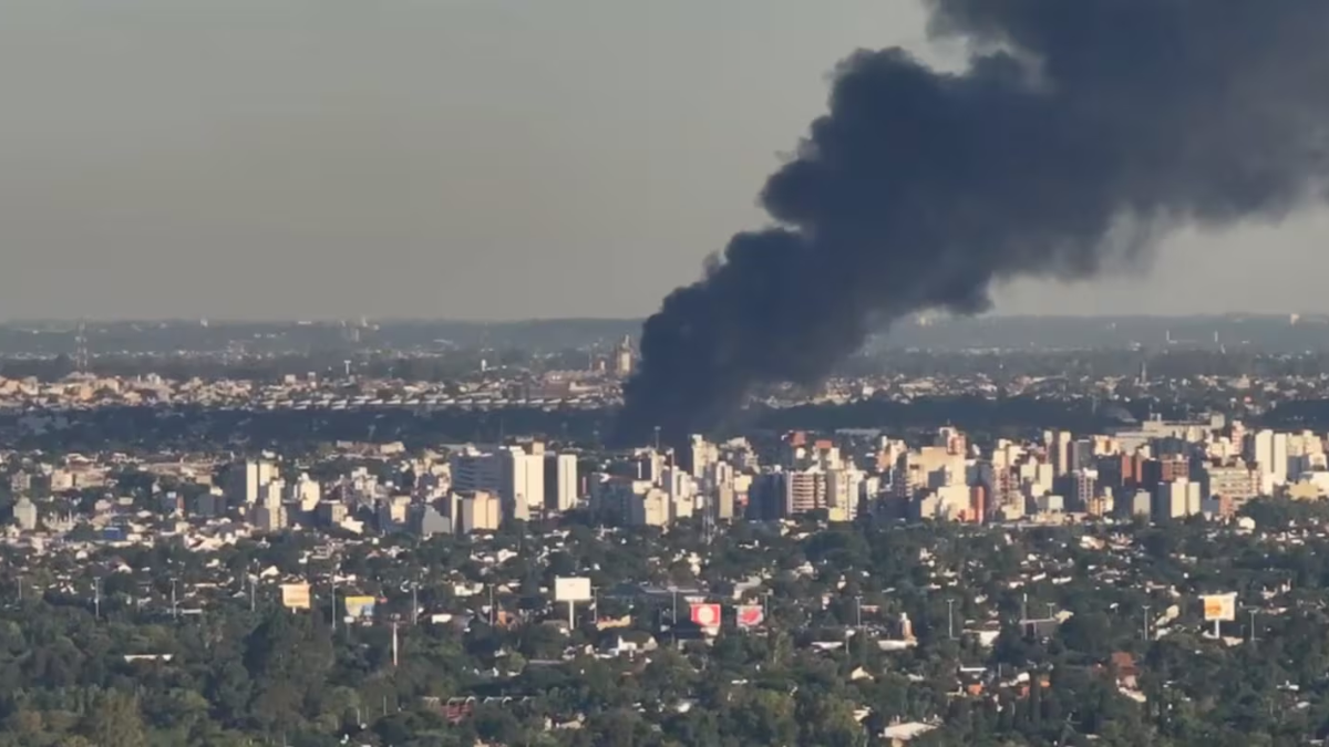 Un voraz incendio destruyó un depósito en Morón y movilizó a 30 dotaciones  de bomberos