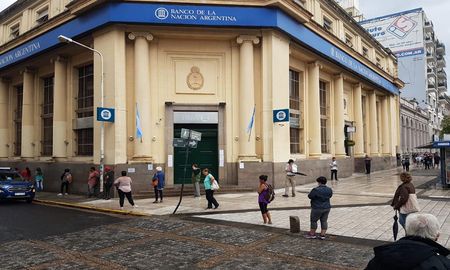 El Banco Nación de Paraná cerró sus puertas este lunes ante la aparición de un caso sospechoso. El Banco Nación de Paraná cerró sus puertas este lunes ante la aparición de un caso sospechoso.