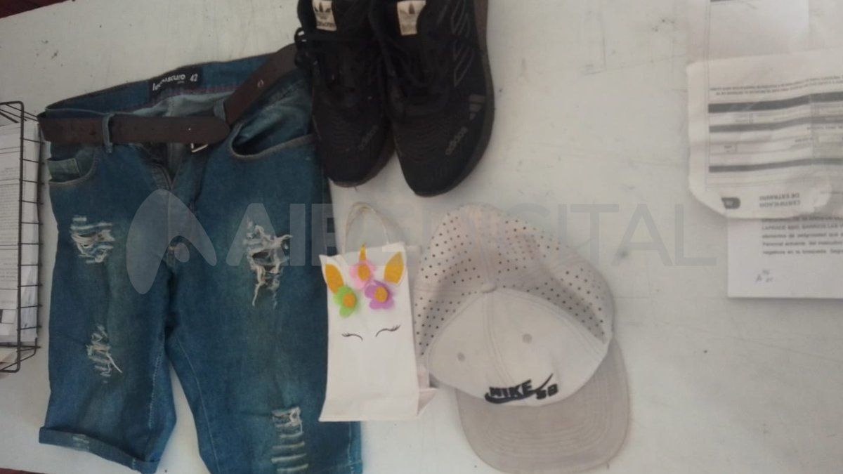 Al requisar la vivienda del sospechoso se secuestraron prendas de vestir de interés para la investigación