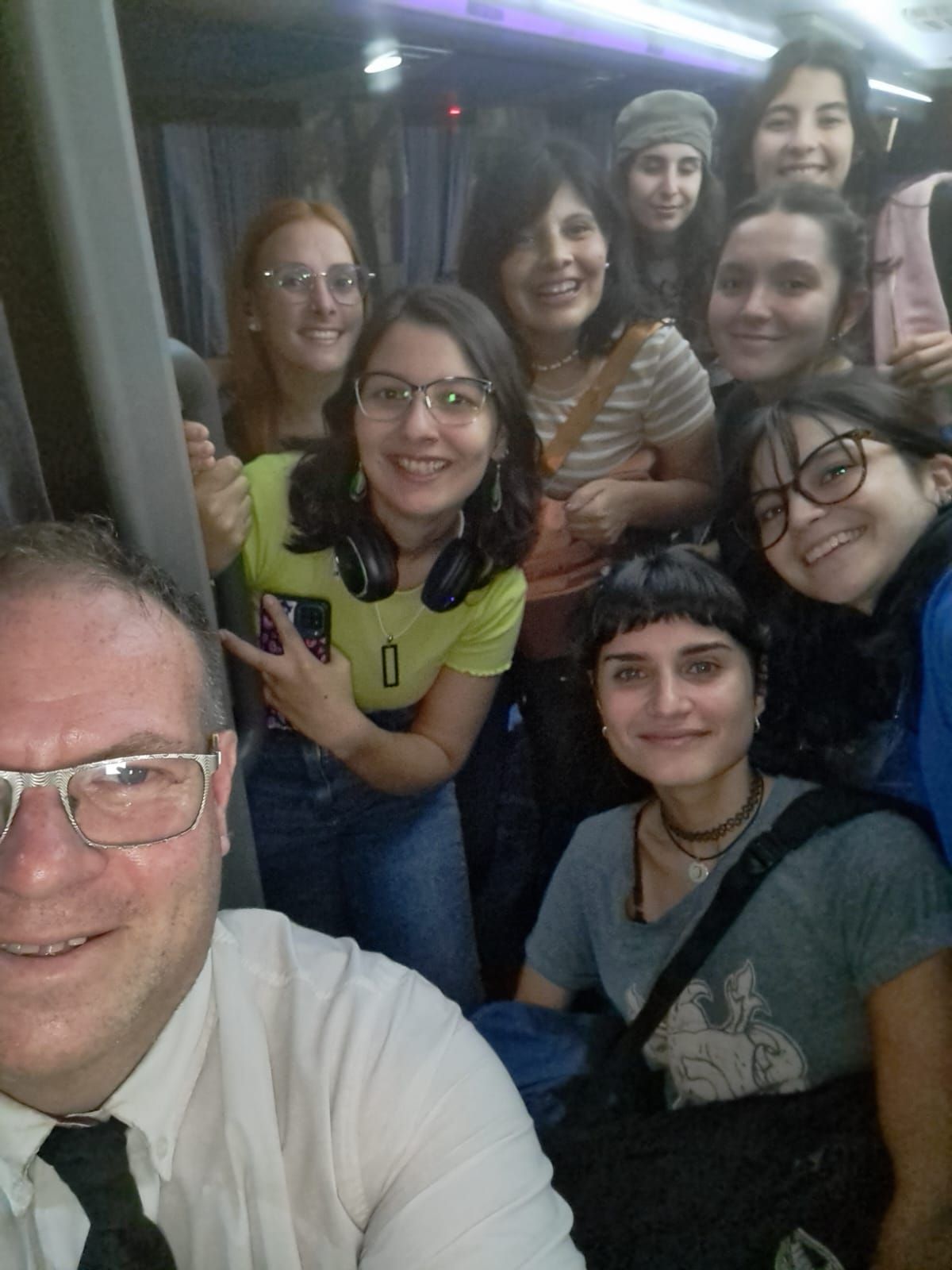 Cada día, Darío acompaña a los jóvenes en su viaje, generando un espacio de confianza, escucha y comunidad sobre ruedas.