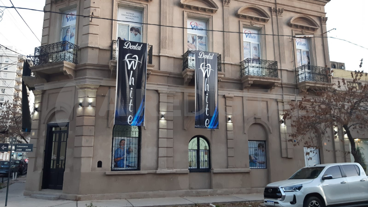 Deltal White está ubicado en Urquiza 2699 (esquina Catamarca).