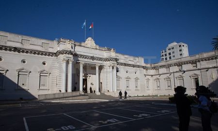 El Senado aprobó un proyecto mediante el cual se cita al ministro de Gobierno de Santa Fe, Roberto Sukerman. El Senado aprobó un proyecto mediante el cual se cita al ministro de Gobierno de Santa Fe, Roberto Sukerman.