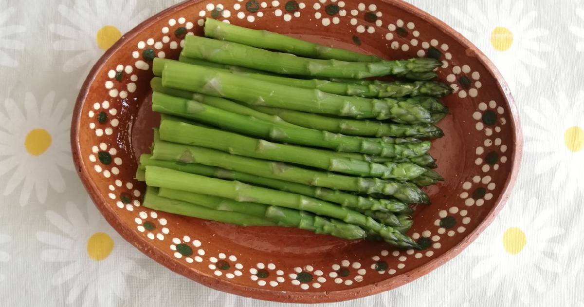 Hay que cortar los tallos más duros de los espárragos antes de cocinarlos. Hay que cortar los tallos más duros de los espárragos antes de cocinarlos.