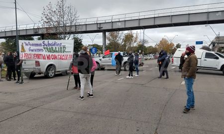 Trabajadores relacionados al rubro la pesca deportiva cortaron avenida Alem, a la altura de calle Tucumán. Trabajadores relacionados al rubro la pesca deportiva cortaron avenida Alem, a la altura de calle Tucumán.