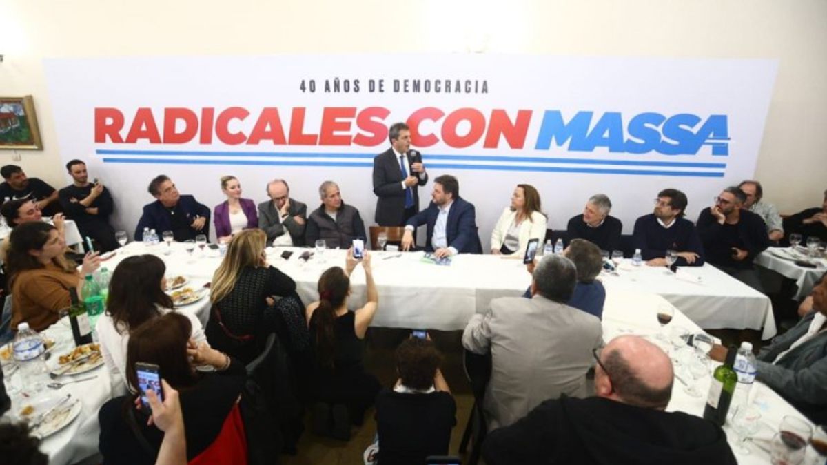 Massa recibió el respaldo de un sector del radicalismo con un particular cántico.