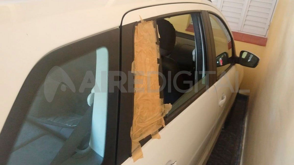El dueño de un coche fue blanco de los delincuentes tras haberlo estacionado en Santiago del Estero 2800.