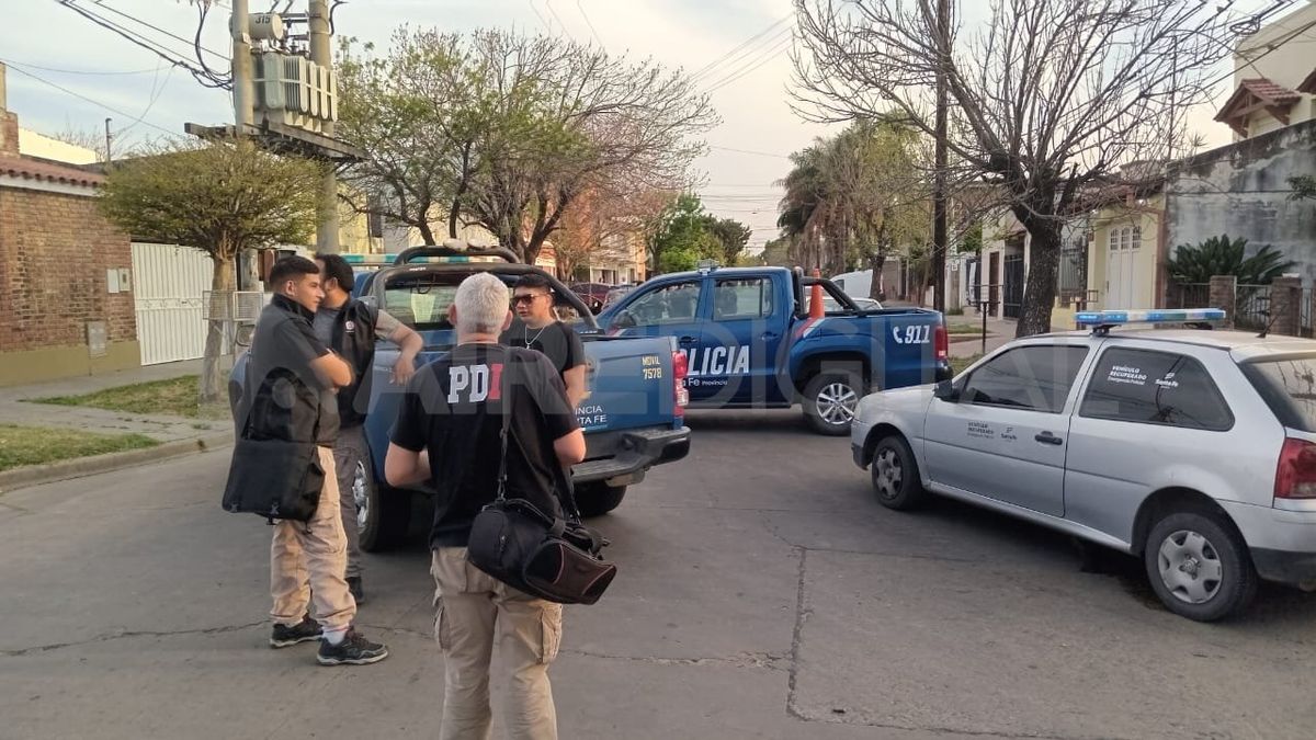 Peritos e investigadores tras el procedimiento policial que terminó con los dos hombres arrestados. Peritos e investigadores tras el procedimiento policial que terminó con los dos hombres arrestados.