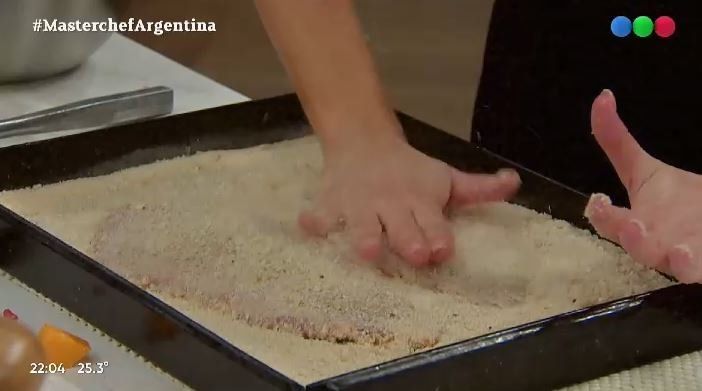 Pasaron varios minutos hasta que Mery del Cerro entendió cómo se empanaba una milanesa.