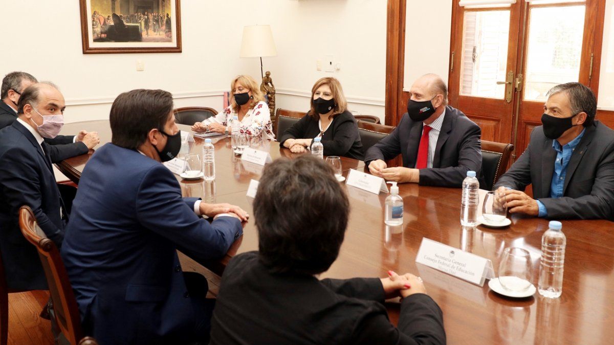 El ministro de Educación de la Nación llegó este lunes a Santa Fe para encabezar un encuentro con el objetivo de diagramar la vuelta a las escuelas.