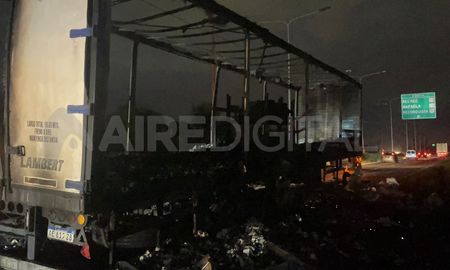 El acoplado incendiado en la Circunvalación Oeste, ciudad de Santa Fe El acoplado incendiado en la Circunvalación Oeste, ciudad de Santa Fe