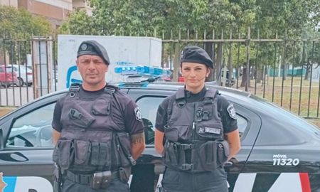 Dos policías patrullaban por la zona norte de la ciudad y debieron trasladar de urgencia a una madre y su bebé al Hospital de Niños. Dos policías patrullaban por la zona norte de la ciudad y debieron trasladar de urgencia a una madre y su bebé al Hospital de Niños.