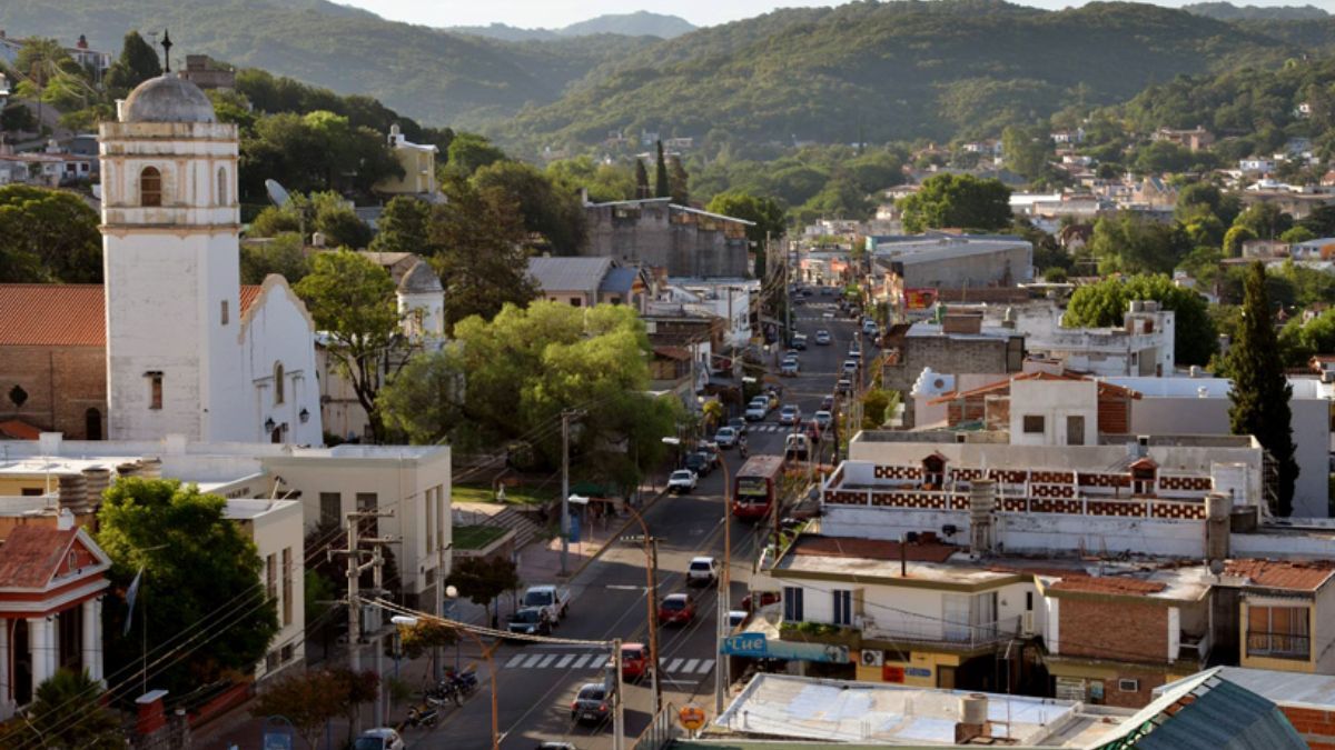 Dentro de la localidad de Río Ceballos se pueden recorrer diferentes atractivos culturales que permiten conocer parte de su historia. Dentro de la localidad de Río Ceballos se pueden recorrer diferentes atractivos culturales que permiten conocer parte de su historia.