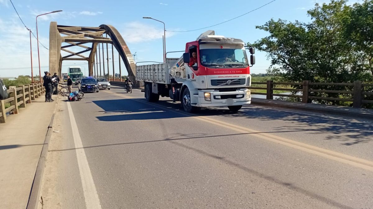 Accidente múltiple en el Puente Carretero: una motociclista está internada en grave estado