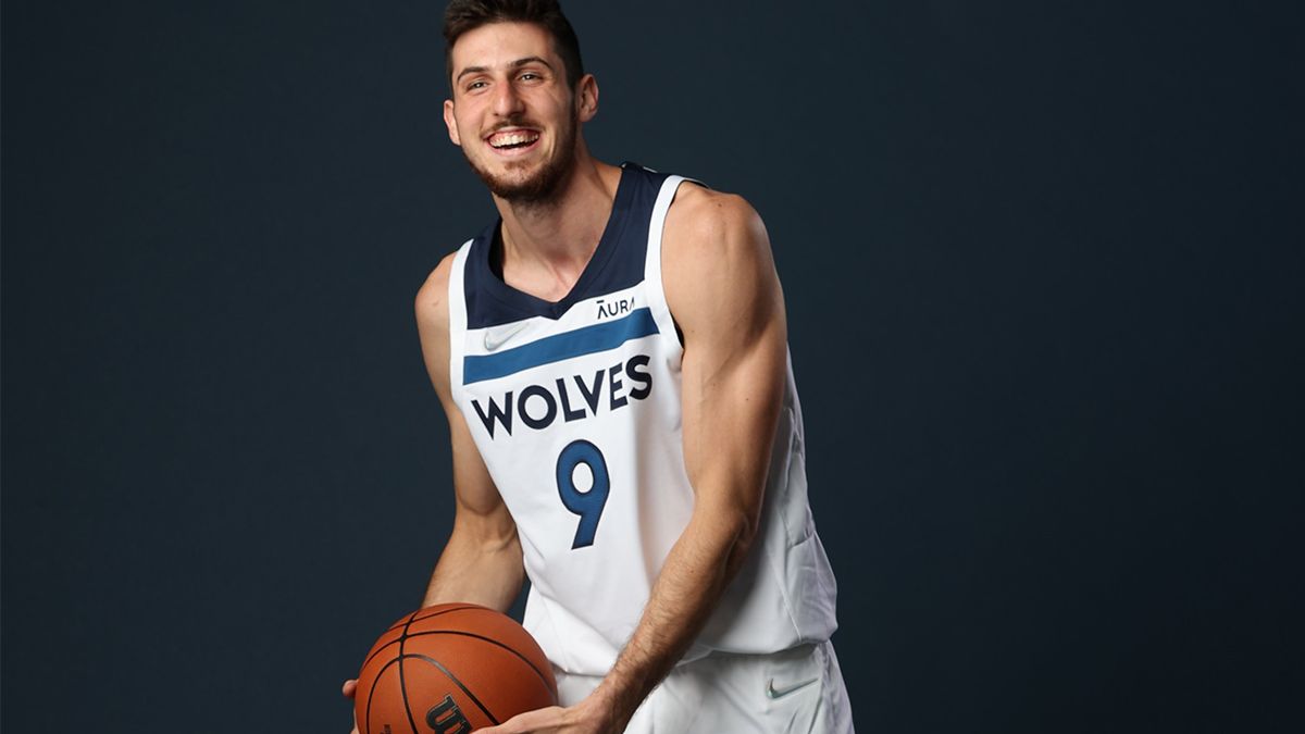 Leandro Bolmaro puede debutar este miércoles en la NBA y convertirse en el jugador argentino más joven en jugar en la mejor liga de básquet del mundo.
