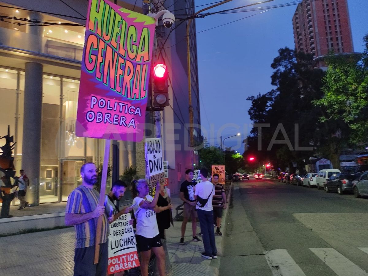 Cacerolazo en Santa Fe contra las medidas de Javier Milei. Cacerolazo en Santa Fe contra las medidas de Javier Milei.