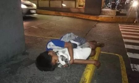 un nene sin hogar duerme abrazado a su perro en las calles de filipinas un nene sin hogar duerme abrazado a su perro en las calles de filipinas